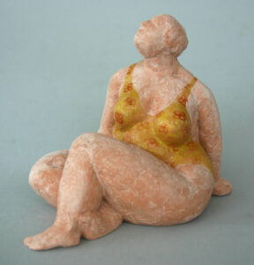 Badende Sitzende Badenanzug Keramik bemalt