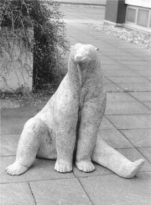 großer sitzender Eisbär, Tierplastik Beton