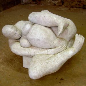 liegende Geburt, Großplastik, Keramik