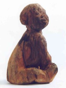 Holzskulptur Baby Kind gesägt Sägekunst